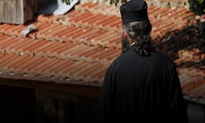 Νέο «αντάρτικο» από ιερέα: «Δεν θα υπακούσω σε αντισυνταγματικές και αντιχριστιανικές εντολές»