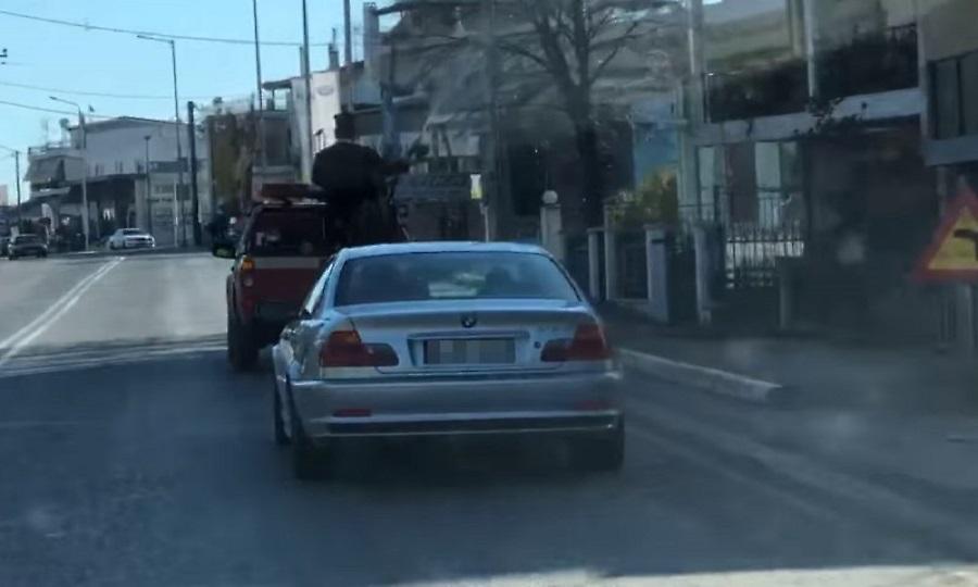 Παπάς στο Λιανοκλάδι άγιασε με υδροφόρα και πιεστικό όλο το χωριό (video)