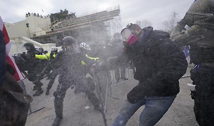 Τώρα καλεί τους υποστηρικτές του που έχουν εισβάλει στο Καπιτώλιο να αποφύγουν την βία ο Τραμπ