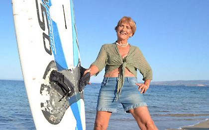 Μπήκε στο βιβλίο Guinness 83χρονη Ελληνίδα σέρφερ (pic)