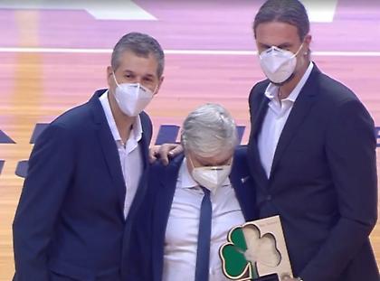 Βραβεύτηκε από τον Παναθηναϊκό ο συγκινημένος Παπαδόπουλος (video)