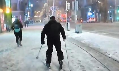 Μαδρίτη: Πολίτες κάνουν σκι στους χιονισμένους δρόμους (vids)