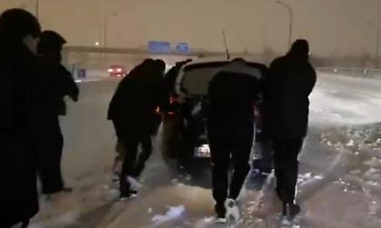 Παίκτες της Βαγιεκάνο έσπρωξαν αμάξια που είχαν κολλήσει στο χιόνι (vid)