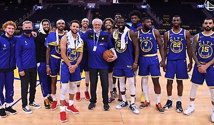 Γουόριορς: Τίμησαν 82χρονο υπάλληλό τους που βγήκε σε σύνταξη (video)