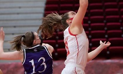 Έγινε κι αυτό: Παίζουν με μάσκες στο NCAA! (videos)