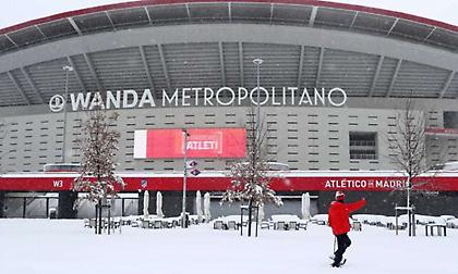 Ατλέτικο Μ.: Ειδικές λάμπες και θέρμανση κάτω από το γκαζόν για να λιώσει το χιόνι (video)