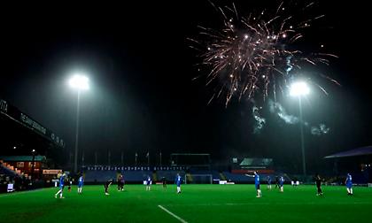 Μικρή διακοπή στο Στόκπορτ-Γουέστ Χαμ λόγω... πυροτεχνημάτων (video)
