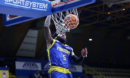 Εντυπωσιακό κάρφωμα από τον Πέτεγουεϊ στο φινάλε της πρώτης περιόδου (video)