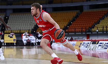 Βεζένκοφ: «Βοήθησε ο... τύπος που έπαιζε πλέι μέικερ και όλος ο πάγκος που μπήκε αλλαγή»