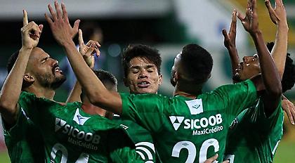 Τσαπεκοένσε: Επέστρεψε στην Α΄ Εθνική - Ένας εκ των τριών επιζώντων σήκωσε το τρόπαιο