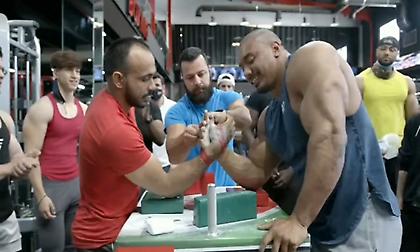 Τύπος 70 κιλά έβαλε δύναμη με «τέρας» bodybuilder και τον νίκησε (vid)