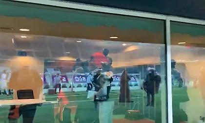 Κουβέιτ: Παράγοντες πανηγύριζαν το Κύπελλο πετώντας τον διαιτητή στον αέρα