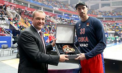 Παρέλαβε το βραβείο του MVP ο Μιλουτίνοφ (video)