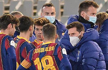 Ο Μέσι κατέβηκε στο γήπεδο και έδωσε οδηγίες στους συμπαίκτες του πριν τα πέναλτι!