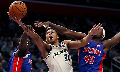 Άνετη νίκη επί των Πίστονς με «τριπλό» Γιάννη οι Μπακς