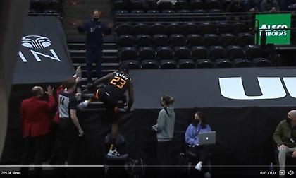 ΝΒΑ: Διαιτητές εμπόδισαν φίλαθλο να ακουμπήσει τη μπάλα (video)