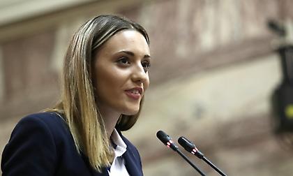 Βίντεο της Κορακάκη για Μπεκατώρου: «Αυτοί που πρέπει να φοβούνται είναι οι θύτες»