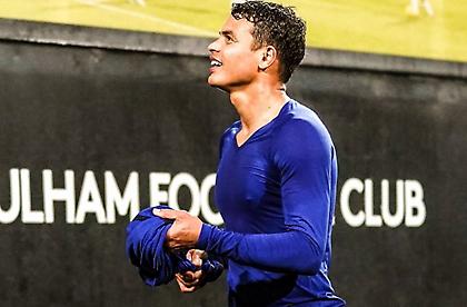 Ο Τιάγκο Σίλβα έκανε δώρο τη φανέλα του σε εργάτη παρά τις εισηγήσεις για τον κορονοϊό (pics)