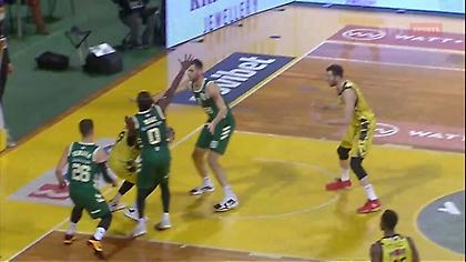 Παπαγιάννης «κατεβάζει» τον διακόπτη και καρφώνει!