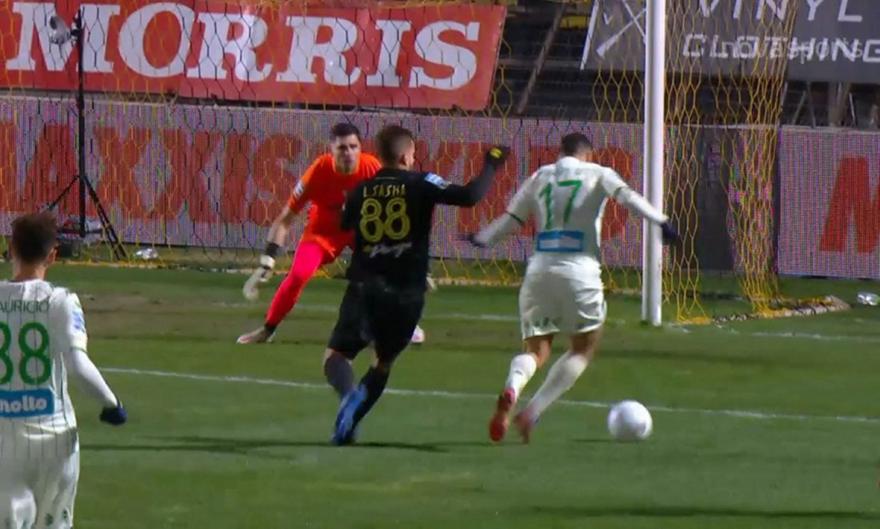 Άρης-Παναθηναϊκός: Τρομερό σλάλομ Εμμανουηλίδη, επέμβαση Σιαμπάνη (video)