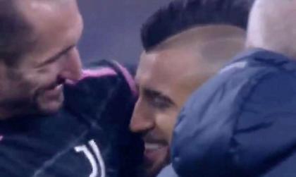 Ο Βιδάλ «συνελήφθη» να φιλάει το σήμα της Γιουβέντους πριν το ντέρμπι (vid)