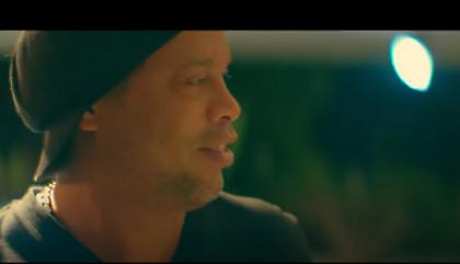 Ο Ροναλντίνιο παίζει σε τραπ βίντεο κλιπ με ημίγυμνα μοντέλα (video)