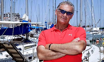 «Σεμνά και ταπεινά»: Αναρχικοί έγραψαν συνθήματα στο μαγαζί του Τάσου Μπουντούρη (pics)