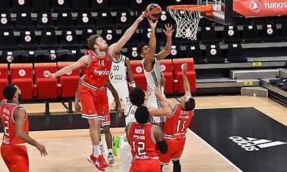 Ζέρβας: «Νίκη που κρατάει τον Ολυμπιακό στον… αφρό - Αλλάζει επίπεδο ο Σλούκας»