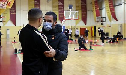 Ομάρ: Πήγε στην προπόνηση της Γαλατάσαραϊ για πρώτη φορά μετά το ατύχημα