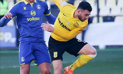 Το τετ-α-τετ του Μάνου που απέκρουσε με το… κεφάλι ο Τσιφτσής! (video)