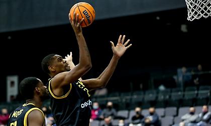 Έπαιξε σαν... ΑΕΚ και πέρασε στους «16»