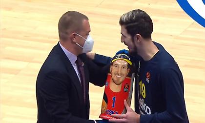 Τίμησε με... μπάμπουσκα τον Ντε Κολό η ΤΣΣΚΑ Μόσχας (video)