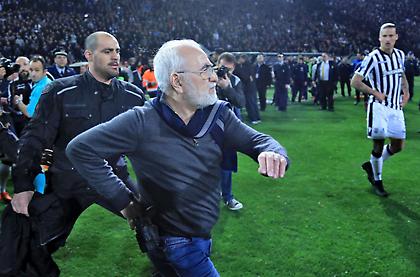 Όπλο, πεζογέφυρα, διακοπές: Επεισοδιακά σκηνικά που έχουν σημαδέψει τα ΠΑΟΚ-ΑΕΚ