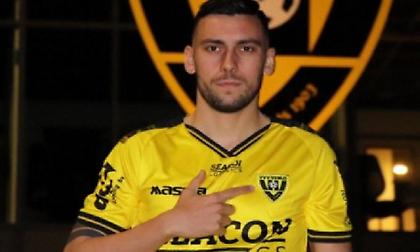 Με μπουζούκια και ως… ''ADONIS'' παρουσίασε η Φένλο τον Χρήστο Δώνη (video)