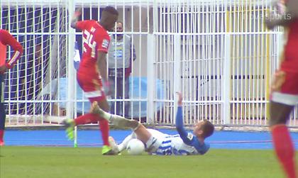 Ατρόμητος-Ολυμπιακός: Η κίτρινη κάρτα στον Μπα (video)