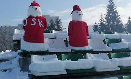 Ρουμανία: Γέμισαν ολόκληρη κερκίδα με χιονάνθρωπους (video)
