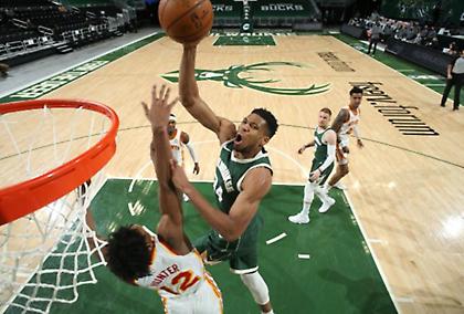 Τα highlights του Γιάννη κόντρα στους Χοκς