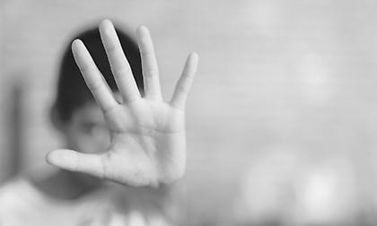 Γαλλία: Τηλεοπτικός παραγωγός κατηγορείται πως «ενθάρρυνε» τον βιασμό του ανιψιού του