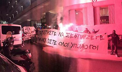 «Σταματήστε να ξεφτιλίζετε την ΑΕΚ»: Πανό οπαδών στο Ηράκλειο κατά παικτών και διοίκησης!