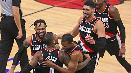 Απίθανη ανατροπή με Λίλαρντ για Μπλέιζερς, πήραν το ντέρμπι οι Λέικερς