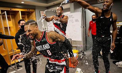 Μπουγέλο στα αποδυτήρια για τον ήρωα Λίλαρντ (video)