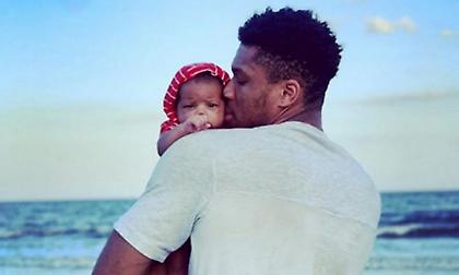 Γιάννης Αντετοκούνμπο: To ιδιαίτερο δώρο που έλαβε (photo)