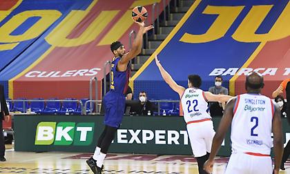 Απίθανο τρίποντο του Ντέιβις από το κέντρο! (video)