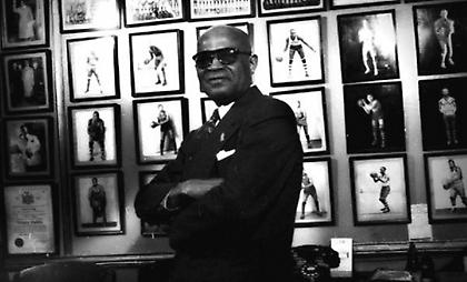 Ο Μπομπ Ντάγκλας άλλαξε το μπάσκετ για τους μαύρους