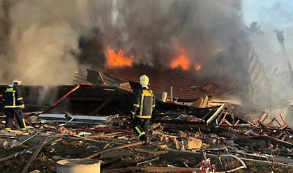 Καστοριά: Σε εξέλιξη οι έρευνες της Πυροσβεστικής για την έκρηξη που ισοπέδωσε το ξενοδοχείο
