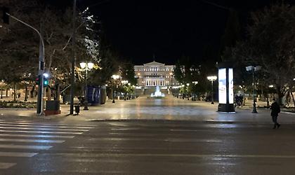 Σε εφαρμογή η απαγόρευση κυκλοφορίας από τις 18:00- «Νεκρή πόλη» η Αθήνα (pics)