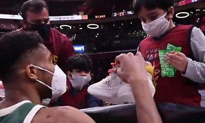 Ο Γιάννης χάρισε τα παπούτσια του σε δύο μικρούς φίλους των Καβαλίερς