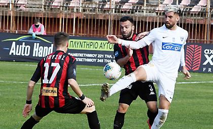 Πεντάλεπτη διακοπή στο Παναχαϊκή-Ιωνικός: Αρπάχτηκαν οι παίκτες, μπήκαν στο γήπεδο δύο οπαδοί