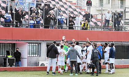 Κεκλεισμένων με δεκάδες οπαδούς του φιλοξενούμενου Ιωνικού στην Πάτρα (pics)