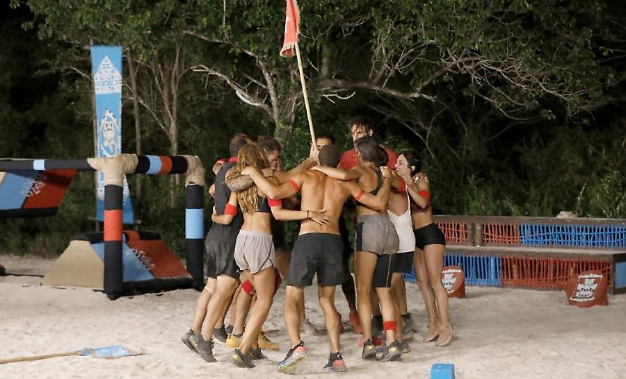 Survivor: Επιτέλους... έφαγαν οι Κόκκινοι